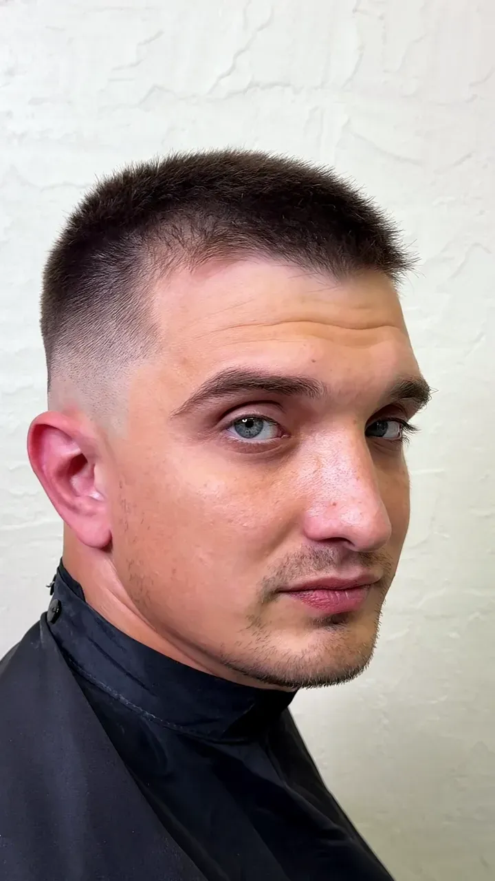 Мужская стрижка: мастер снимает длину машинкой, растушёвывает переход на виске и причёсывает верх; в конце — готовая стрижка в профиль